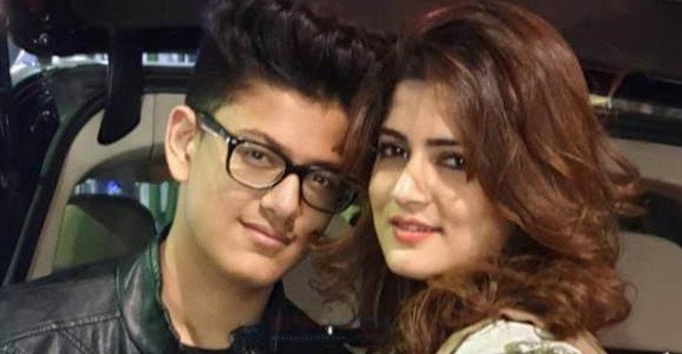 ছেলের বন্ধুরা আমাকে ‘দিদি’ বলে ডাকে: শ্রাবন্তী